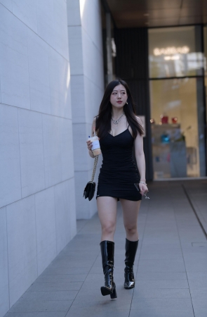 魅影黑色吊带裙小姐姐