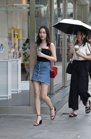 牛仔裙美女