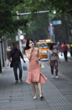 迎面走来的粉色裙