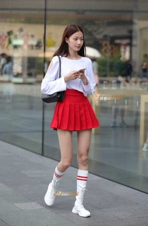 秀丽长腿女孩 性感的百褶裙