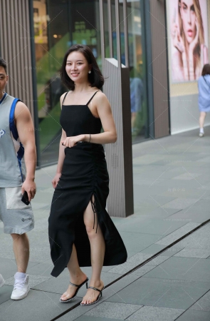 吊带黑色长裙美女