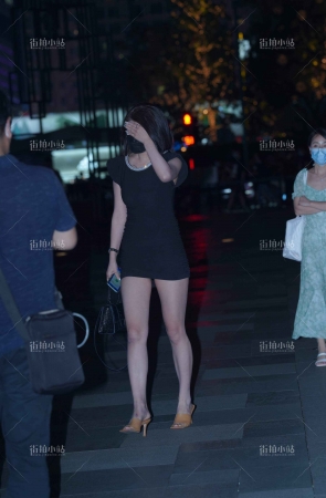 夜拍黑色包臀裙美女