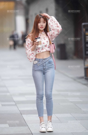 可爱的大长腿美女