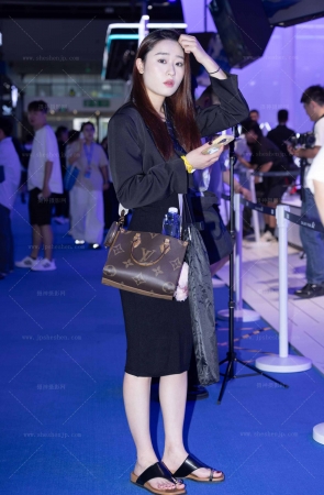 25829-4=65 展会搭讪美味玉zu白嫩美脚少妇