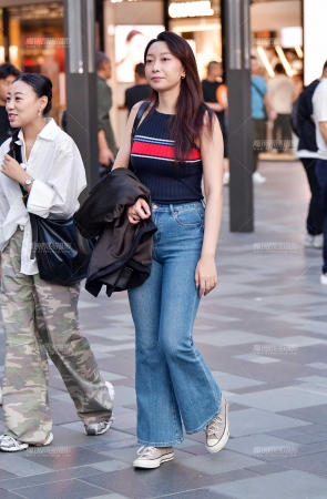 &微微丰腴牛仔裤美女