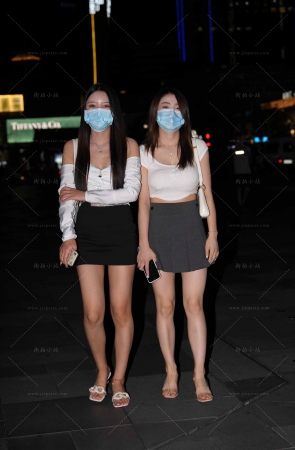 偶遇美腿姐妹花