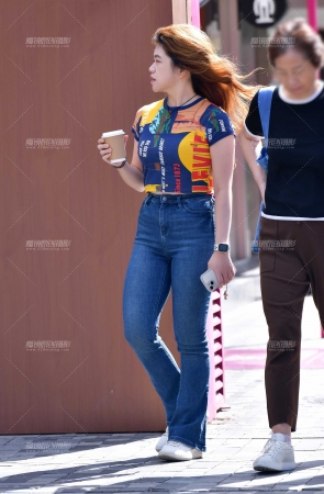 &微丰腴藏蓝牛仔裤美女