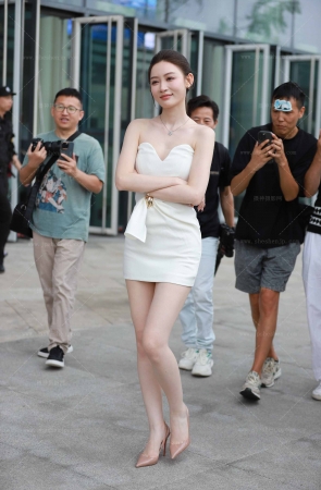 网红敏敏众人围观