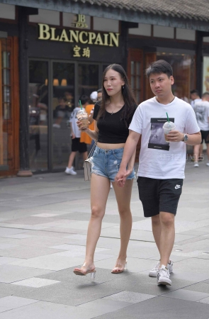 街拍漂亮的黑色T恤热裤女孩
