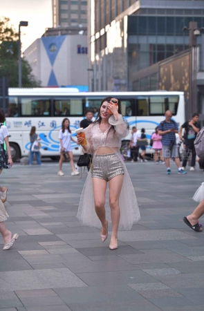 街拍粉色高跟性感美女