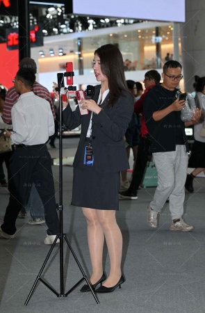 在认真做直播de小姐姐