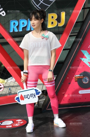 爱拍照的美女