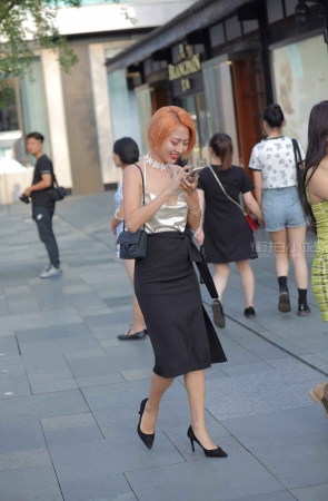 街拍黄色短发美女