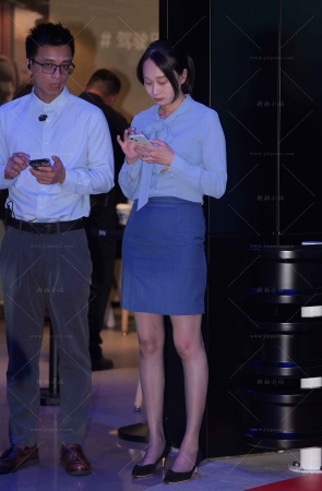 魅力长腿通勤装美女销售