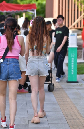 靓丽白皙美腿热裤小姐姐