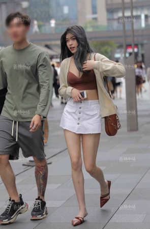 性感的白短裙低胸妹子