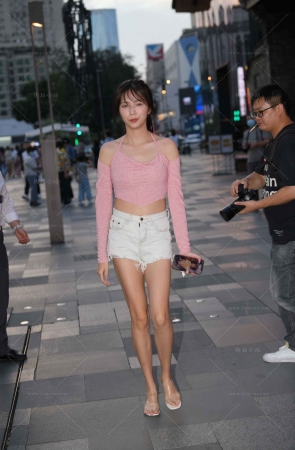 街拍粉色衣服，白热裤小姐姐