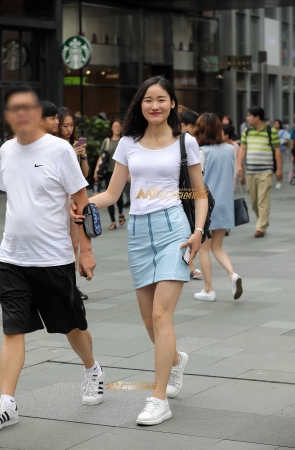 难得一见的油亮皮裙