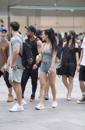 街拍性感热牛美女