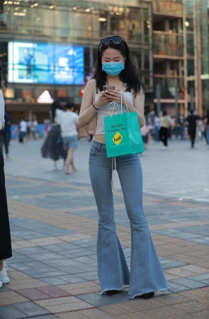 喇叭牛仔裤美女