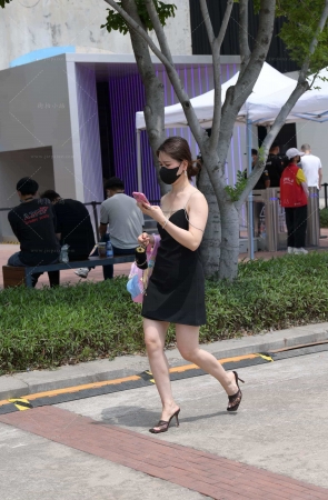 时装周吊带裙气质美女