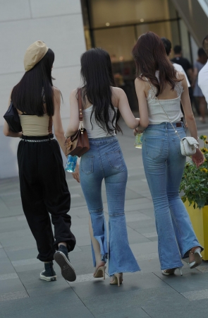 两个极品牛仔裤美女