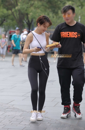 小蛮腰，紧致翘臀美眉