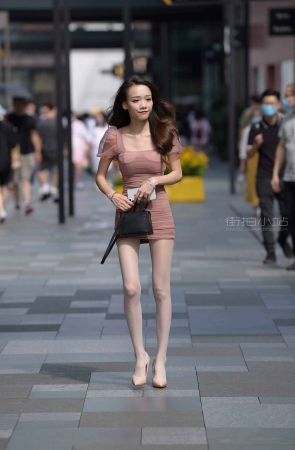包臀裙高跟女子