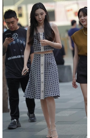 漂亮的气质长裙美女【套图+视频】