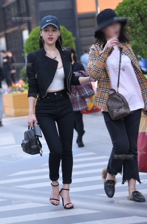 黑色紧牛小妹