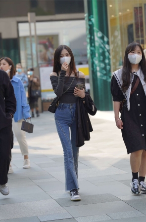 清秀甜美牛仔裤