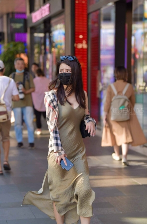 长裙高跟街拍美女