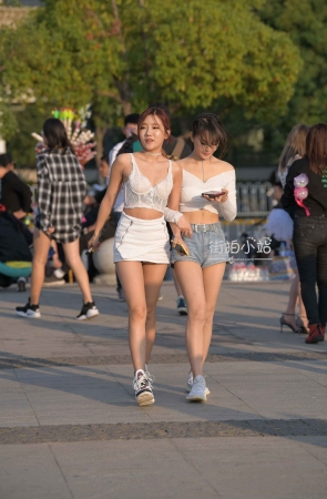 抓拍短裙美眉跟闺蜜