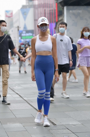 深蓝色紧身裤
