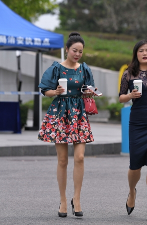 花短裙丝袜美女