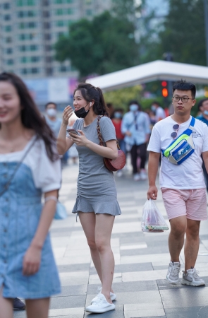 清秀乖巧的女孩