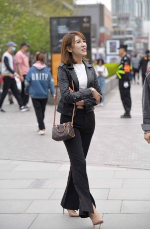 街拍米色高跟女神姐姐