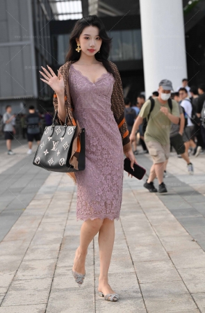 2563-40=55√平底拖鞋，韵味美女