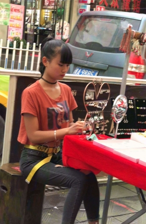 卖首饰的年轻小妹