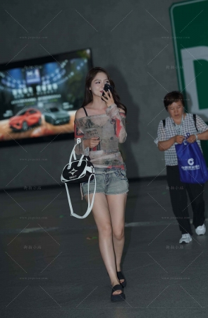热裤美眉