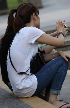 No381 2女小憩图