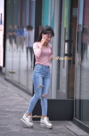 聊电话中的紧牛小姐姐