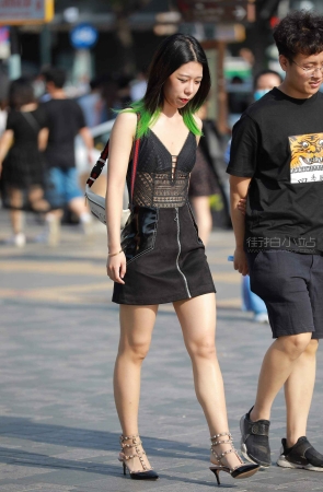 短裙高跟美女