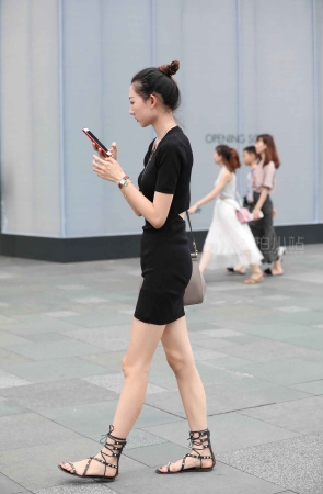 超靓短裙小姐姐