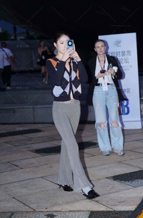 灰色长裤时尚美女