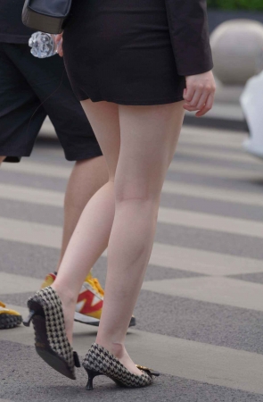 街拍大白腿短裙美女