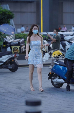 街拍短裙凉高美女