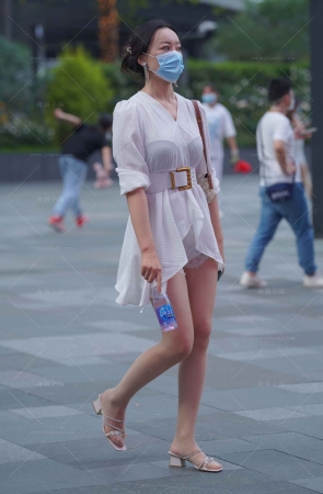 街拍白裙丝腿美眉