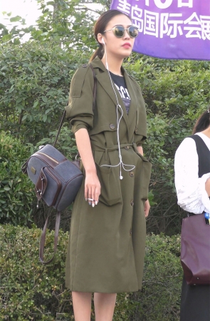 墨绿色大衣美腿漂亮美女