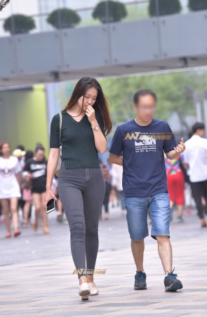 可爱的紧牛美女